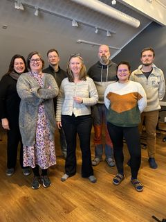 Bilde av deler av prosjektgruppa som reviderer byggeforskriften for Longyearbyen i 2024. Fra venstre: Anne Vera Skrivarhaug, Aina Iden Tveit, Rasmus Bøckmann, Marit Langen, Tom Schaug, Lillian Risvaag og Jostein Børve Hernes.