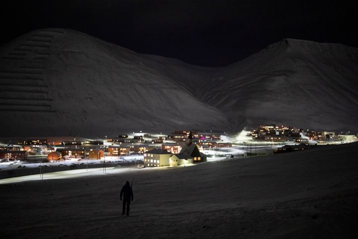 Mørketidsbilde fra Longyearbyen på Svalbard