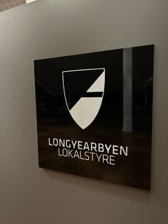 Bilde av skiltet inn til lokalstyret i Longyearbyen
