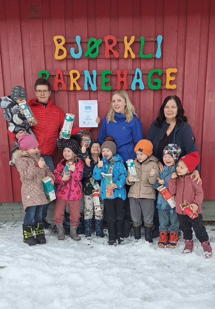 VINNER: Bjørkli privatbarnehage i Sørreisa vant 10.000 kroner i årets andre trekning i Returkartonglotteriet.