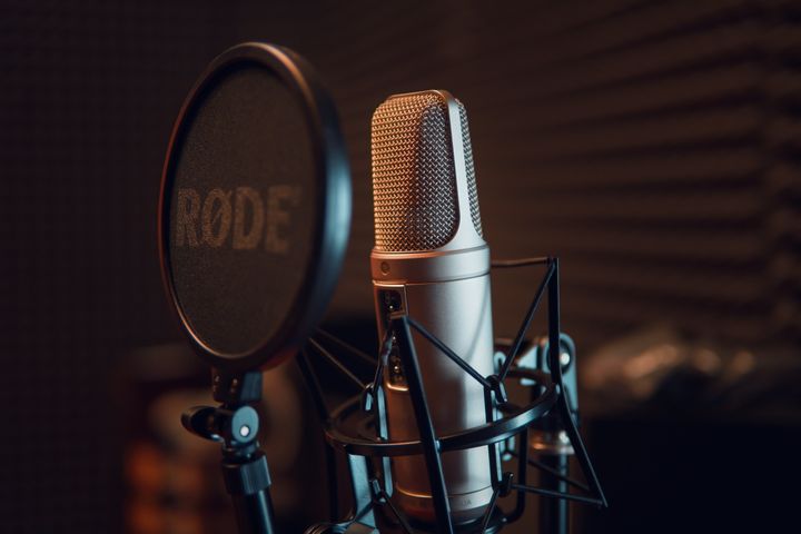 Nærbilde av mikrofon i studio