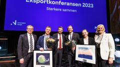 Håkon Haugli og Tone Lunde Bakker med fjorårets vinnere av Eksportprisen, Lærdal Medical, og Årets nykommer, Econnect Energy.