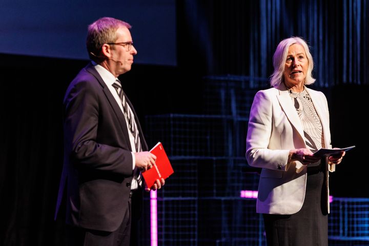 Fra utdelingen av Eksportprisen på fjorårets Eksportkonferanse. Håkon Haugli fra Innovasjon Norge og Tone Lunde Bakker fra Eksfin.