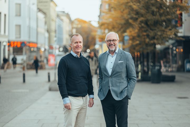 Hans Kristian Glesne styreleder i Eika Gruppen og Per Halvorsen styreleder i SpareBank 1 Utvikling og SpareBank 1 Gruppen vil styrke konkurransekraften gjennom et nytt samarbeid.