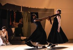 Dansekompaniet FRIKAR leker med folkedansens tradisjonelle kjønnsroller i forestillingen SKAUT, hvor tematikken dreier seg om tildekking, avdekking og kontroll av kropp. Foto: Antero Hein