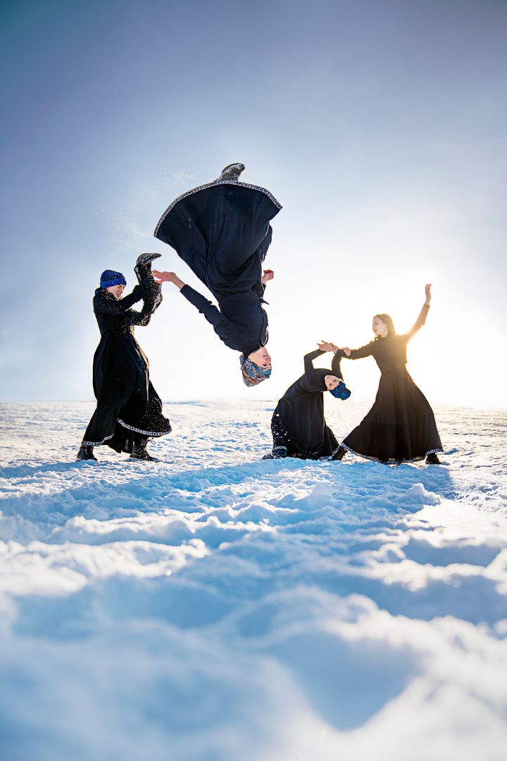 Det prisbelønte dansekompaniet FRIKAR kombinerer samtidsdans med gamle norske tradisjoner. 5. januar kommer de til Operaen med forestillingen SKAUT. Foto: Hallgrim Hansegård