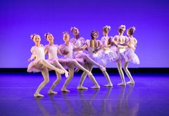 Nær 90 dansetalenter mellom 8 og 16 år står på scenen når Ballettskolen ved Den Norske Opera & Ballett har premiere på sin årlige elevforestilling 25. april. Her fra fjorårets forestilling. Foto: Jörg Wiesner